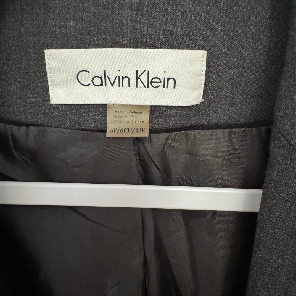 🔥 Calvin Klein Charcoal Gray Blazer – Size 6P | Sleek & Professional 🔥‎ - Picture 3 of 3